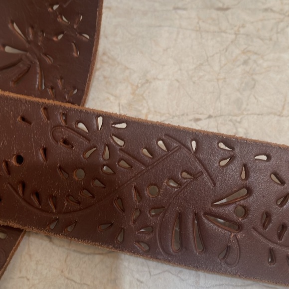 Cold water creek genuine leather belt large buckle size large worn once - Picture 3 of 6